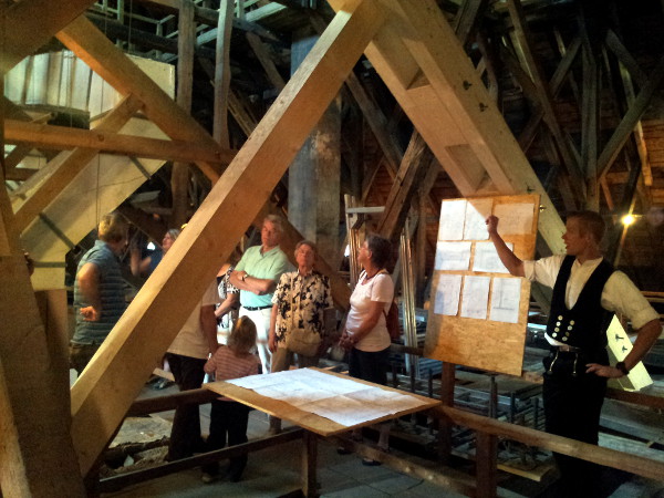 Zimmermann im Dachstuhl