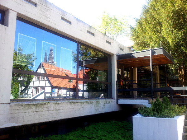Fachwerk im Fenster der Stadtbibliothek