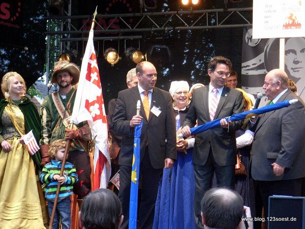 Abschluss: Übergabe der Hansefahne an Soest