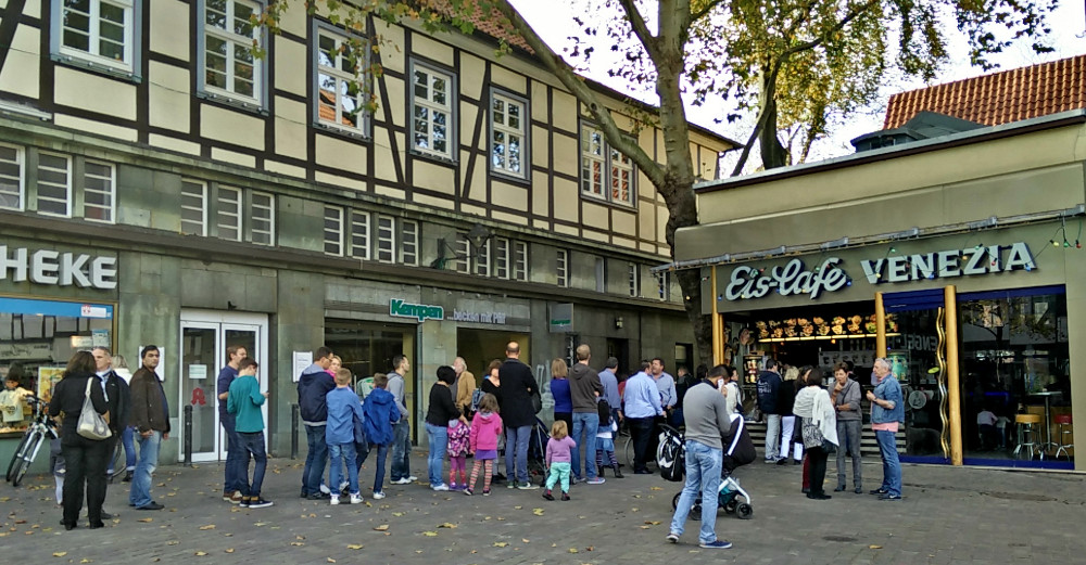 Schlange vor der Eisdiele
