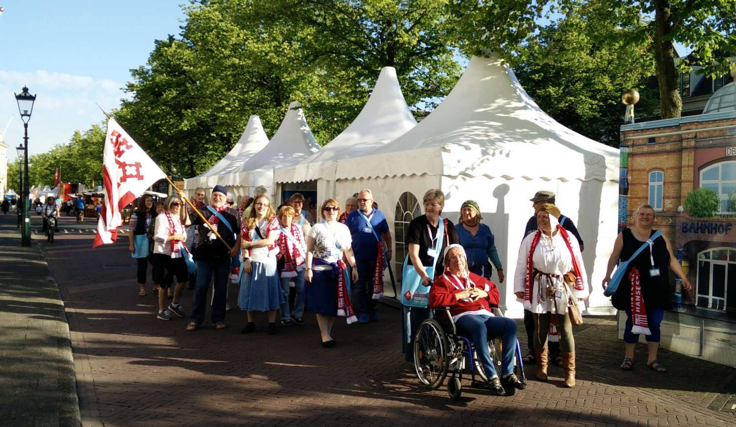 Soester sammeln sich zur Eröffnung