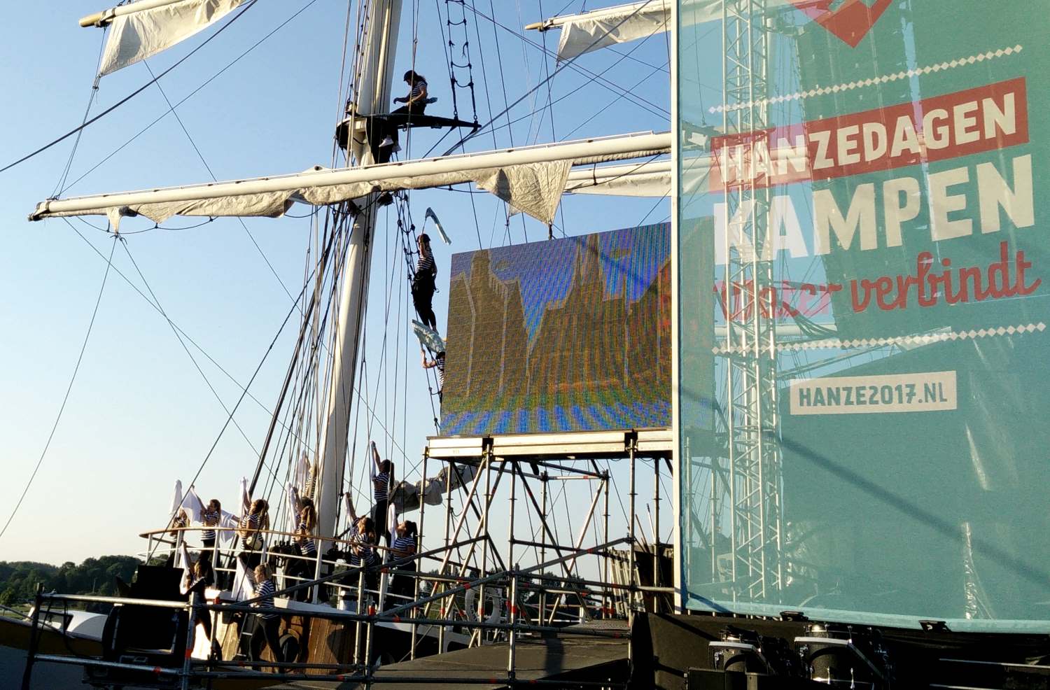 Hupfdohlen in der Takelage