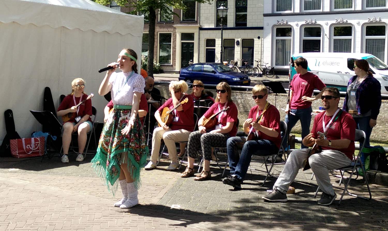 Musik am Stand von Pskov (Pleskau)