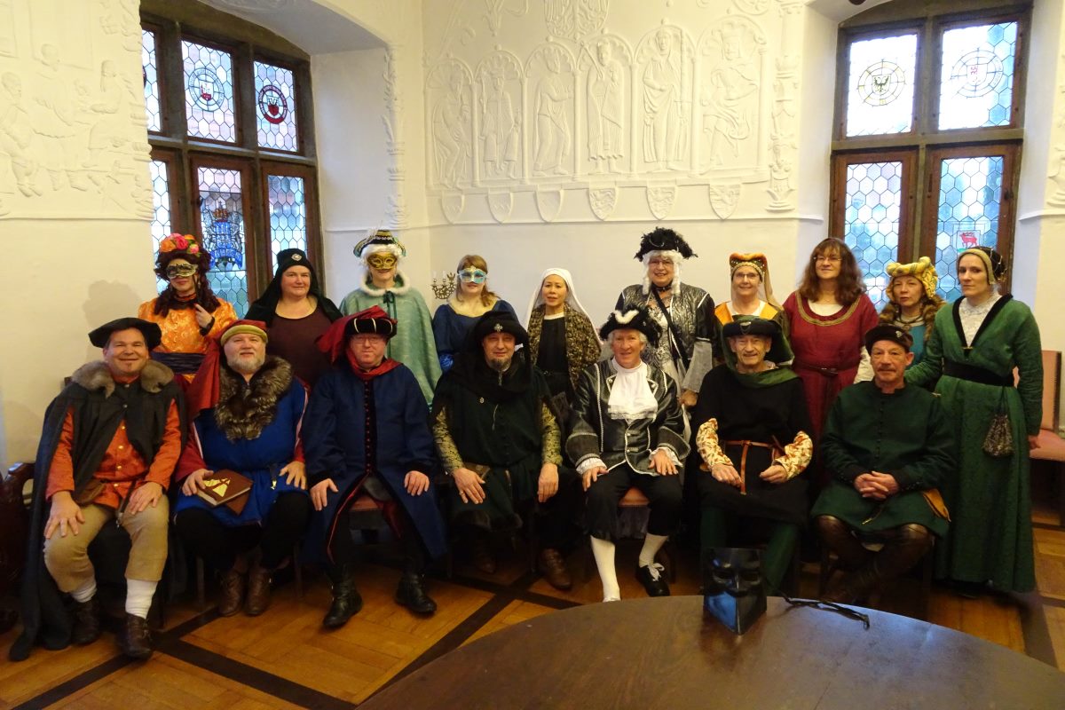 Firlitänzer für Venedig: Männer sitzend