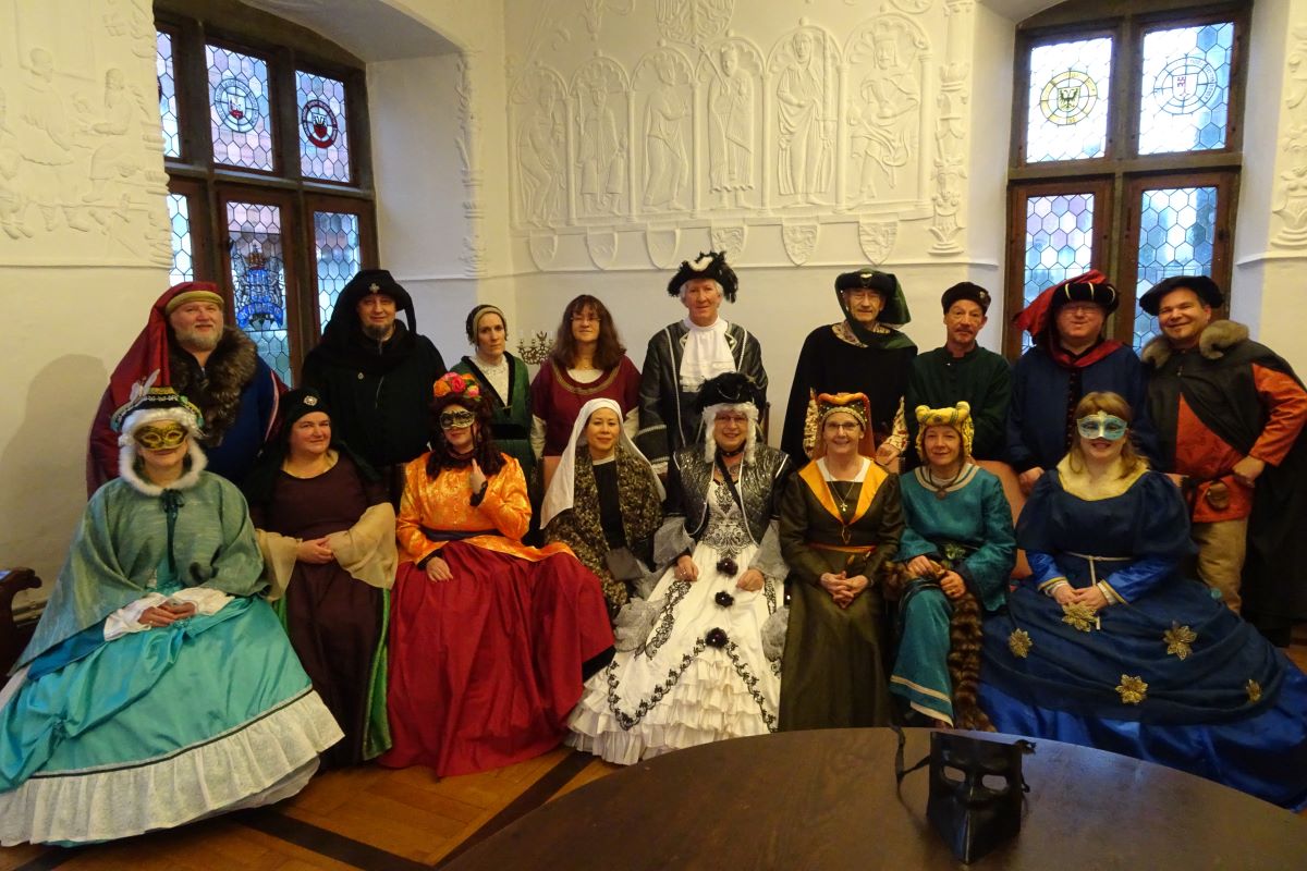 Firlitänzer für Venedig: Frauen sitzend