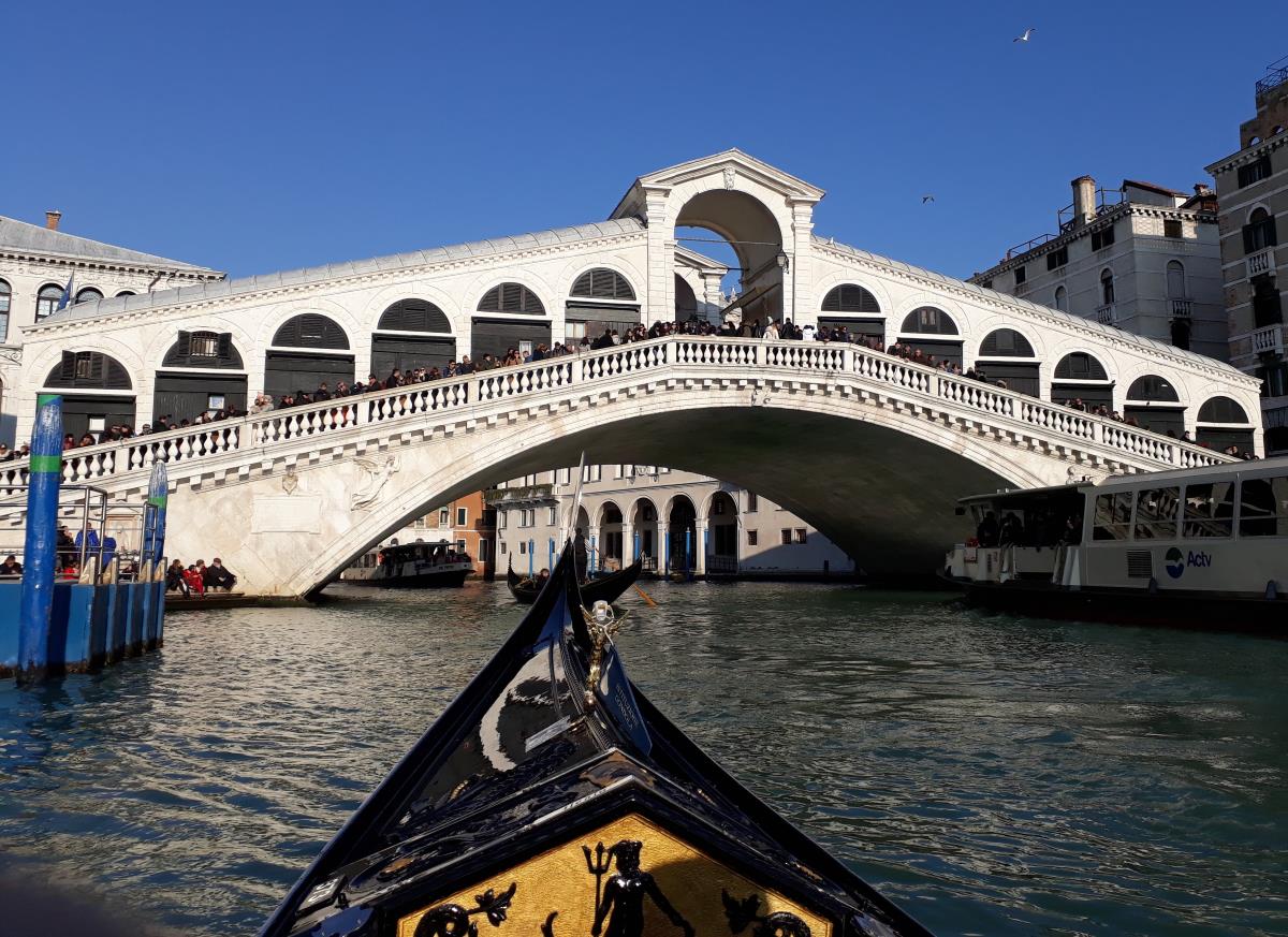 Rialtobrücke von der Gondel aus gesehen Rialtobrücke von der Gondel aus gesehen