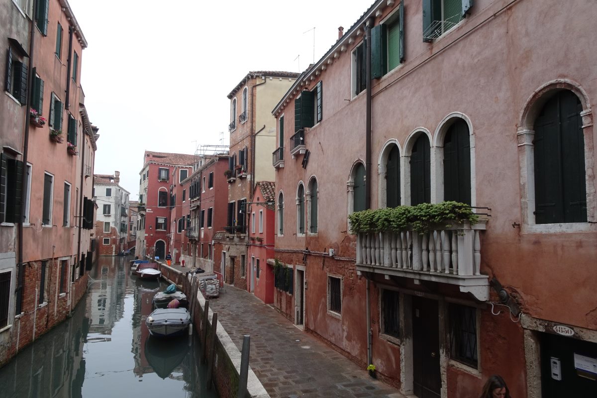 Leere Gassen und Kanäle Leere Gassen und Kanäle