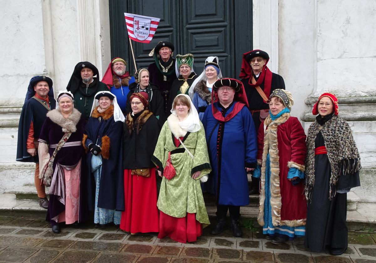 Firlitänzer in spätmittelalterlicher Gewandung Firlitänzer in spätmittelalterlicher Gewandung