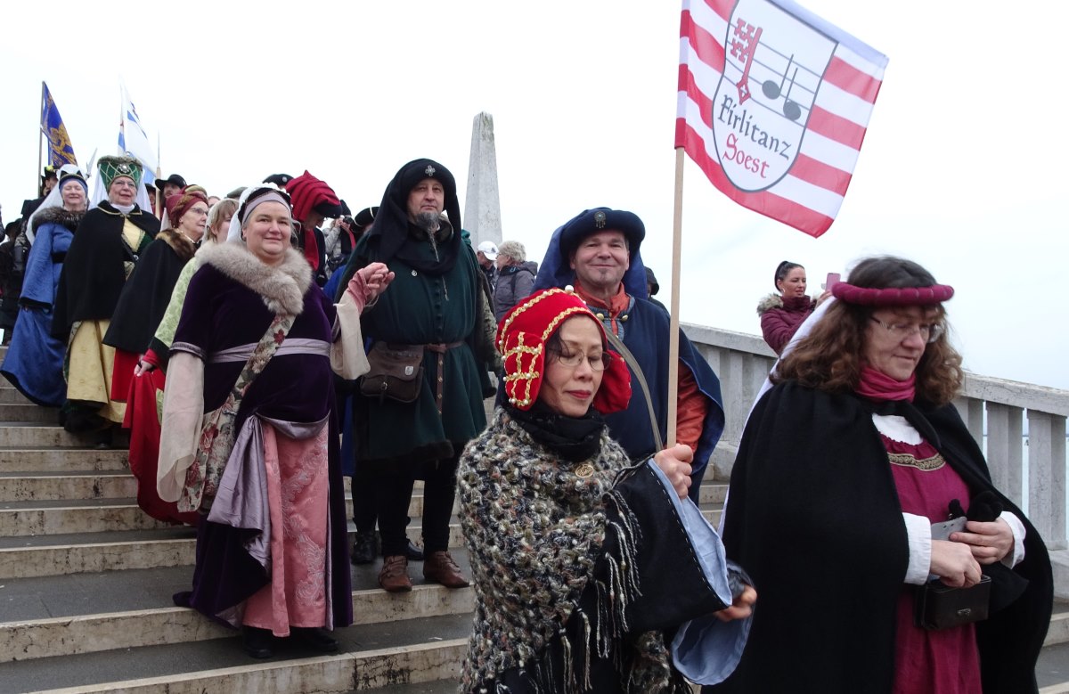 Bannerträgerinnen vorab Bannerträgerinnen vorab
