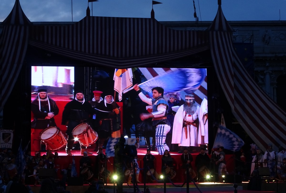 Bühne mit Videoleinwand Bühne mit Videoleinwand