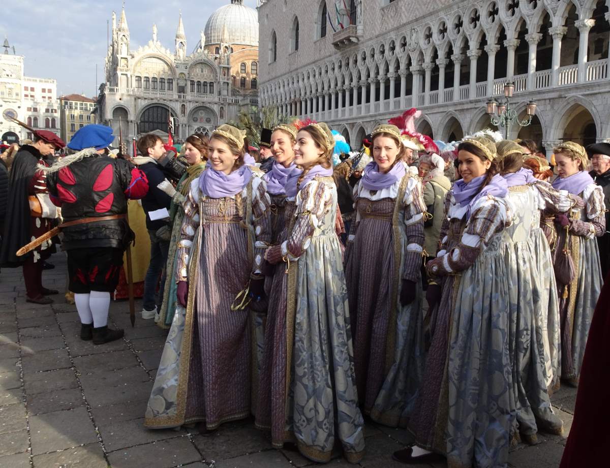 Die 12 Marien warten ebenfalls - eine von ihnen wird der Engel 2019 Die 12 Marien warten ebenfalls - eine von ihnen wird der Engel 2019