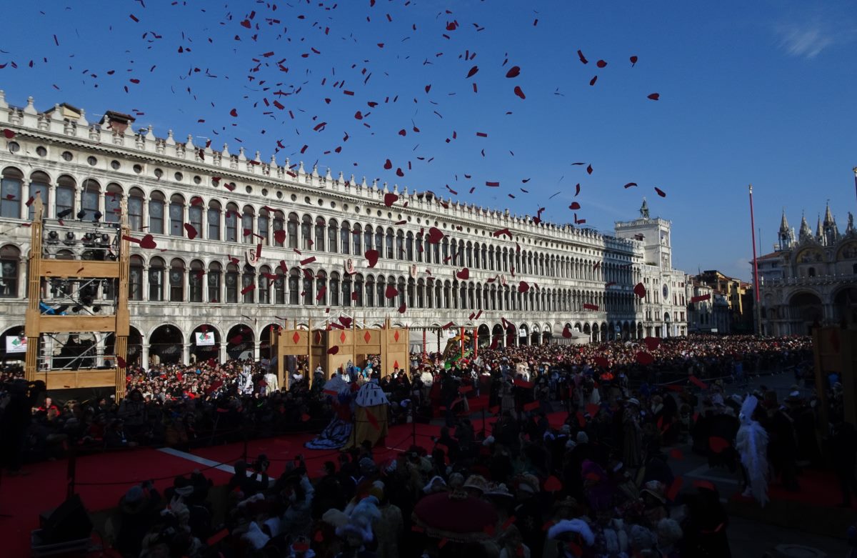 Die Menge huldigt dem Engel Die Menge huldigt dem Engel