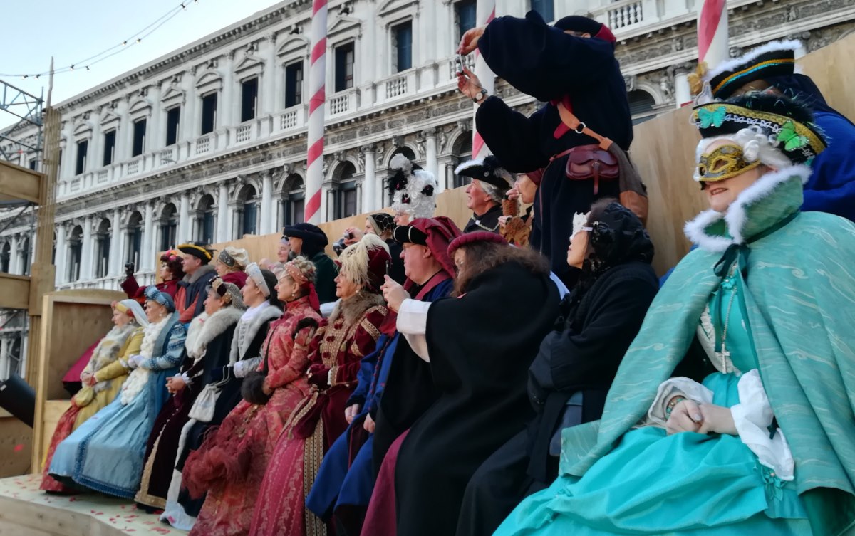 Die Firlitänzer durften wieder auf der linken Ehrentribüne Platz nehmen Die Firlitänzer durften wieder auf der linken Ehrentribüne Platz nehmen